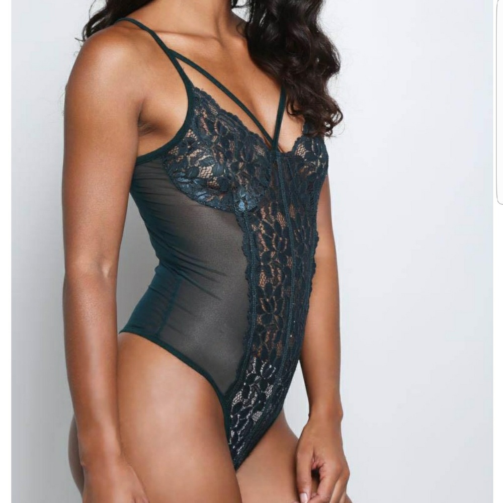 ♦️ LAST Emerald Green Strappy Lace Bodysuit - Picture 2 of 6